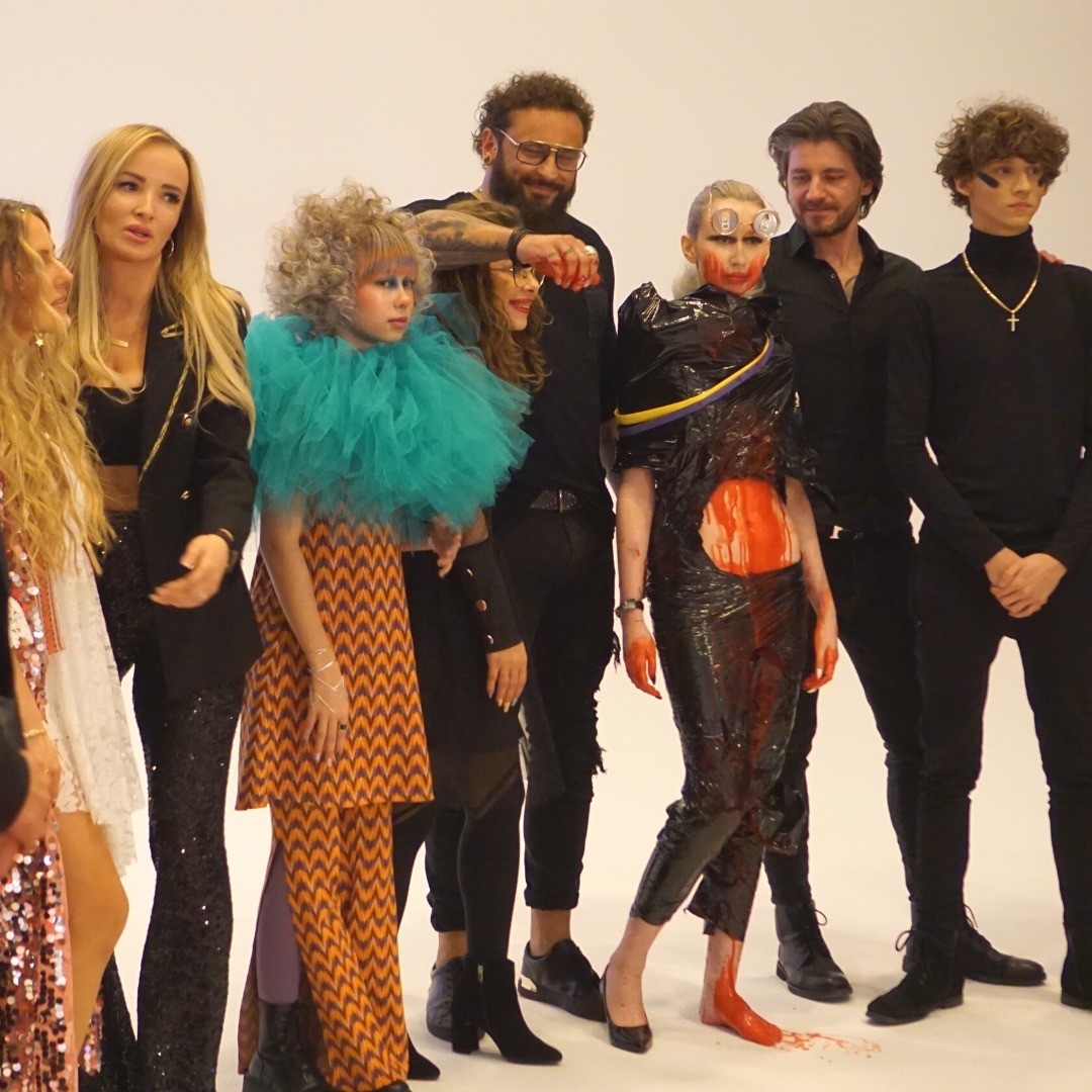 Uczestnicy Session Salon z modelką w turkusowej krezie i wzorzystym stroju